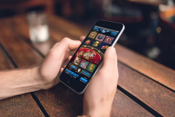 Uma mulher alegre em roupas tradicionais usando seu smartphone durante um momento festivo, mostrando como o app 79C se encaixa facilmente no dia a dia.