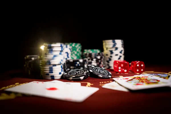 Cassino Ao Vivo 79C — Participe de emocionantes mesas com dealers reais Um dealer profissional de smoking cumprimentando jogadores na mesa de roleta, simbolizando a autêntica sensação de cassino ao vivo no 79C.