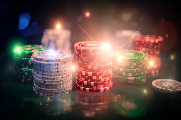 Um close de moedas douradas caindo ao redor de uma roleta girando, representando a ação imersiva do cassino no 79C.