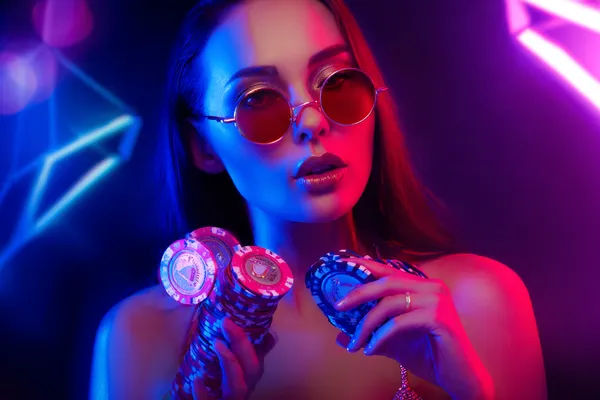 Uma mulher sorrindo perto de máquinas caça-níqueis brilhantes com símbolos de sorte, mostrando as emocionantes opções de slots do 79C.