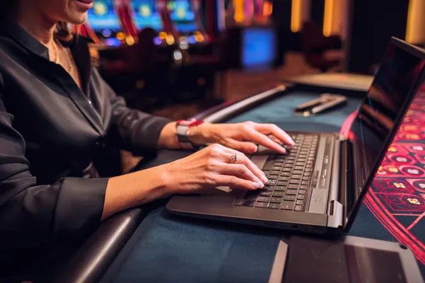 Login Seguro 79C — Entrada rápida e protegida na conta Um laptop brilhando com uma tela de login em um ambiente minimalista, simbolizando o sistema de acesso protegido do 79C.